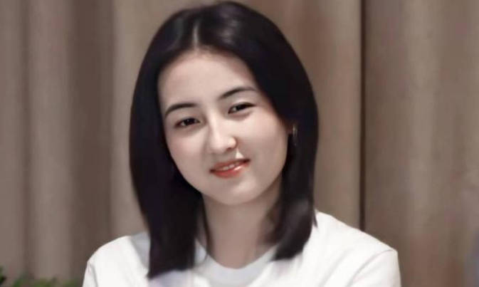 张子枫|张子枫首部女主剧《我的姐姐》开机，路人偶遇拍摄现场，子枫妹妹身材太真实