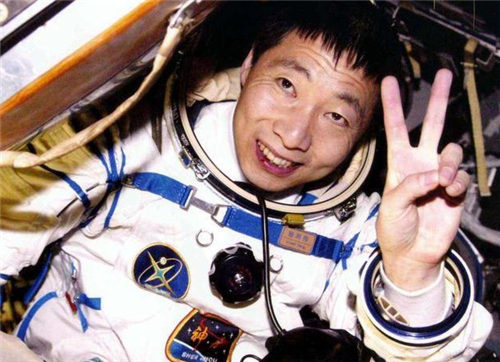 「金字塔」杨利伟进入太空听到“敲窗”声,17年真相揭开,庆幸回来的早