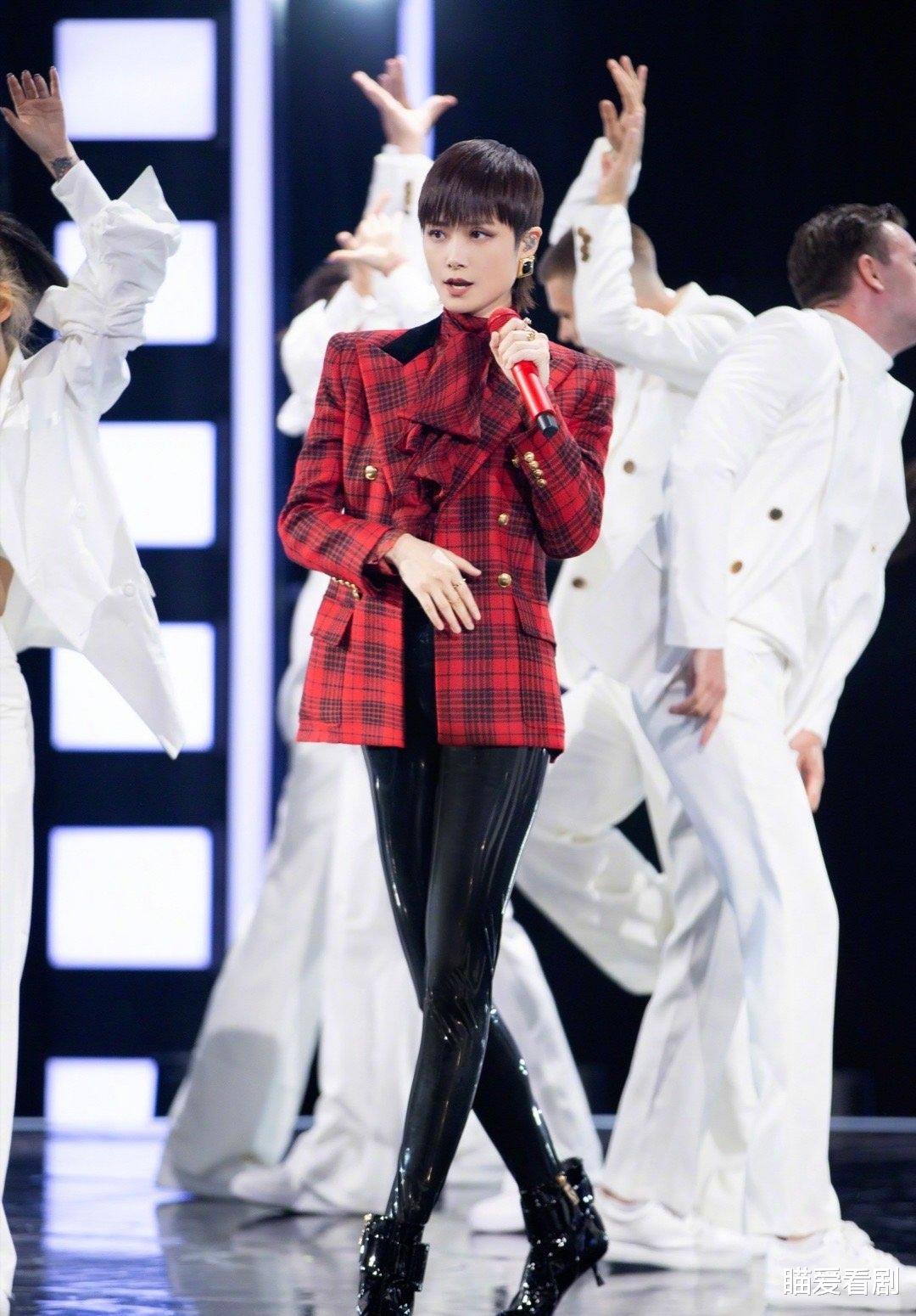 李宇春|《中国好声音》导师开场秀，谢霆锋温柔帅气，李宇春造型惊艳