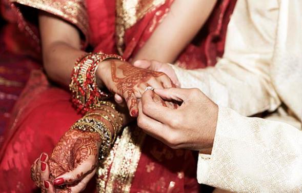 「结婚」女子结婚刚5天便上吊自杀，之后警方在铁轨旁找到其丈夫的尸体