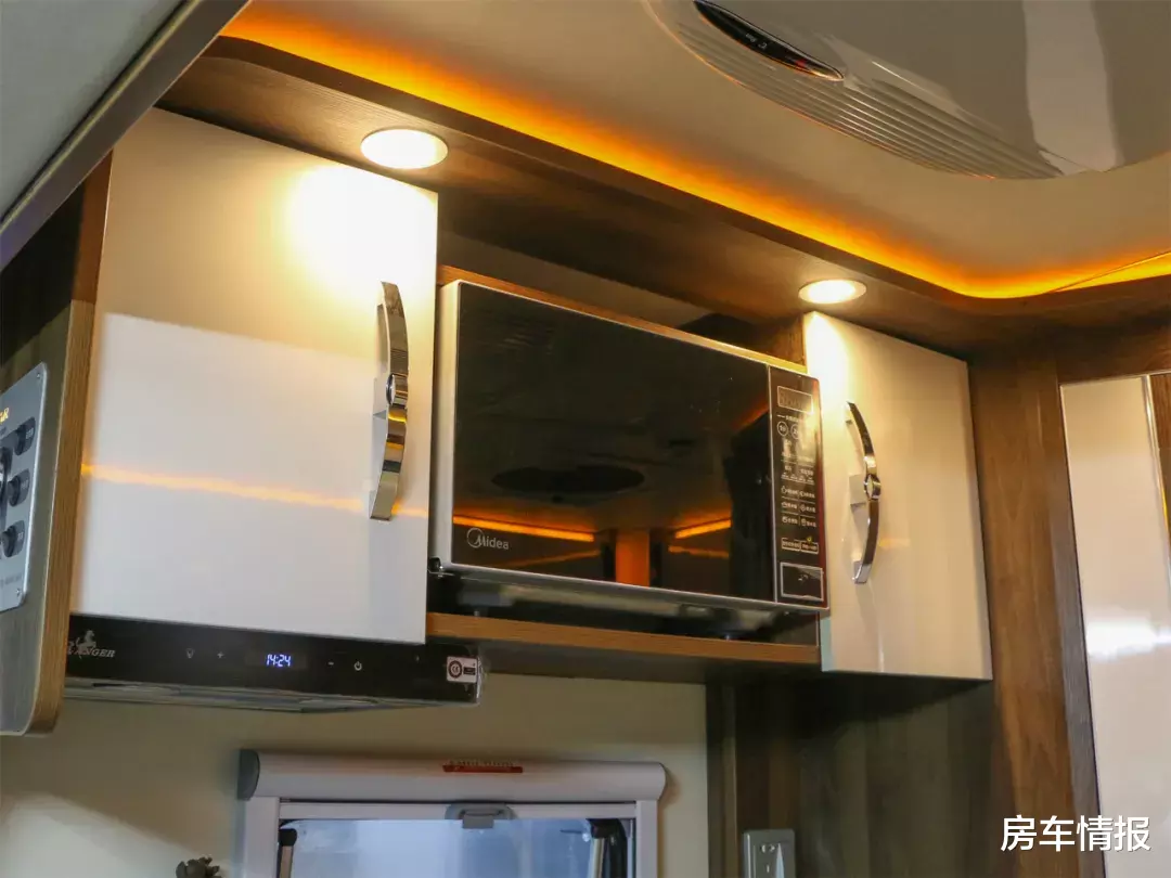 「铝合金」采用全铝车身的房车见过吗？车高不到3米全家都能玩，性价比挺高