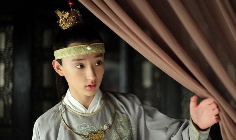 『于小彤』明星经历了什么？郑恺胖了25斤，于小彤更是胖出了双下巴