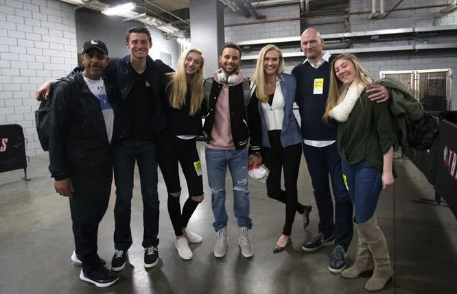 耐克:被耐克侮辱后他打出身价,现在任性无比,打一场比赛就扔一双鞋!