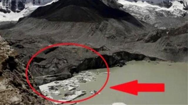 喜马拉雅山：喜马拉雅山发生“大事”？冰雪融化过后，湖中景象令人难以置信！