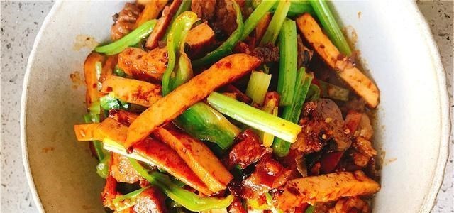 『辣椒』上桌就抢光的8道家常菜,家人隔三差五点名要吃