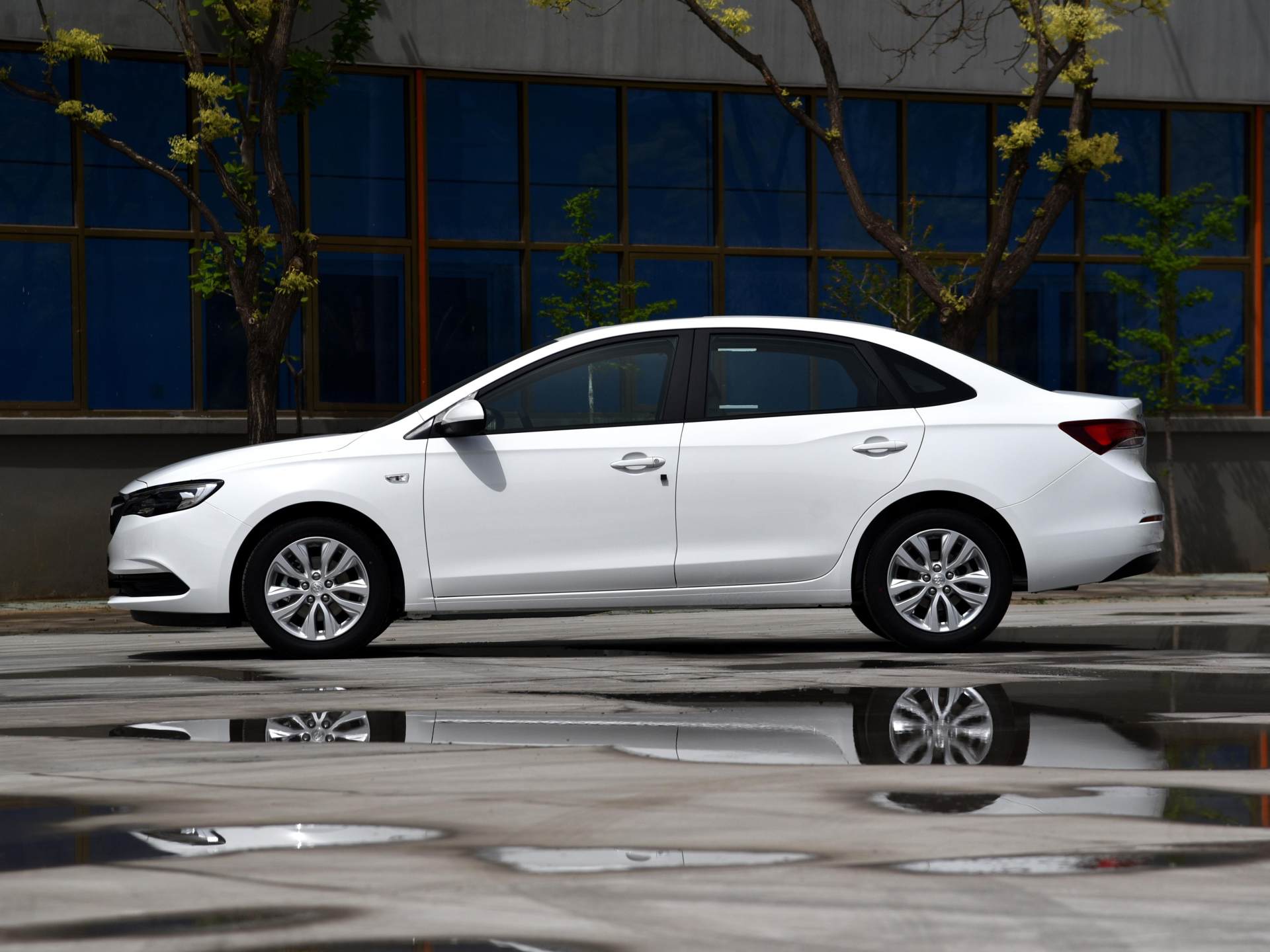 别克英朗|售价7万出头的紧凑型家轿,1.5L四缸+6AT,7月份只卖出17075辆