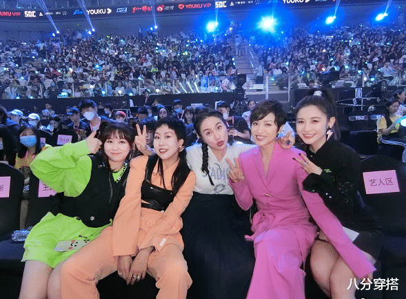 西装|陈法蓉哪像一生未嫁的人？穿玫红色西装套装配短发，美得太惊艳