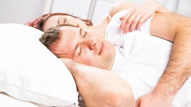 肝脏|夫妻睡前,若爱做四件事,可能容易“早衰”,但愿你一个不占
