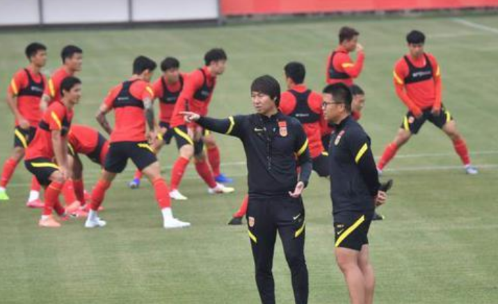 「国足」意外？李铁调整国足首发，鲁能主力力压中超最佳，队长却坐替补席