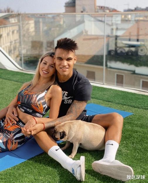 「巴塞罗那」巴萨太太团又添1猛将？曝意甲巨星接近加盟，他的模特女友太美了