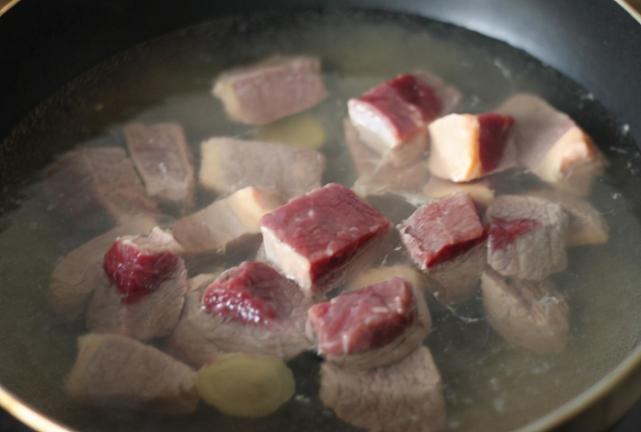 牛肉|牛肉焯水越焯越脏？牢记这一招，让脏东西自己跑出来！