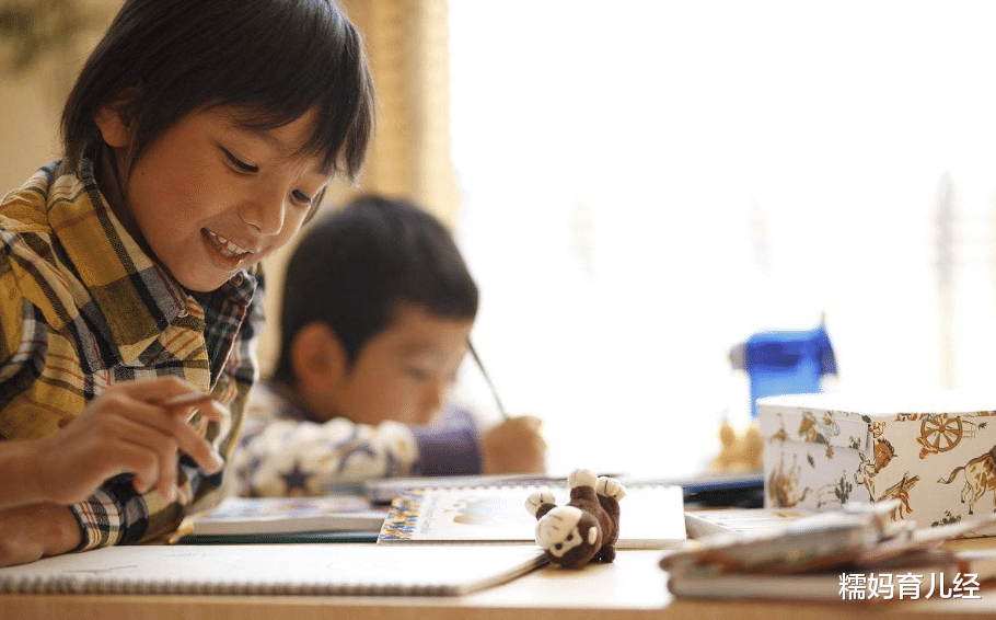 作文|小学生作文《假如我是蜜蜂》火了！爆笑开篇理智结尾，看后引深思