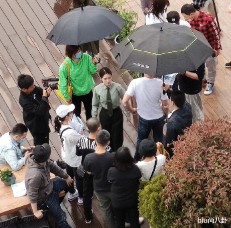 【娱乐圈】李沁挽手张若昀被“网暴”5天，拍戏不在状态，与黄景瑜隔一座山