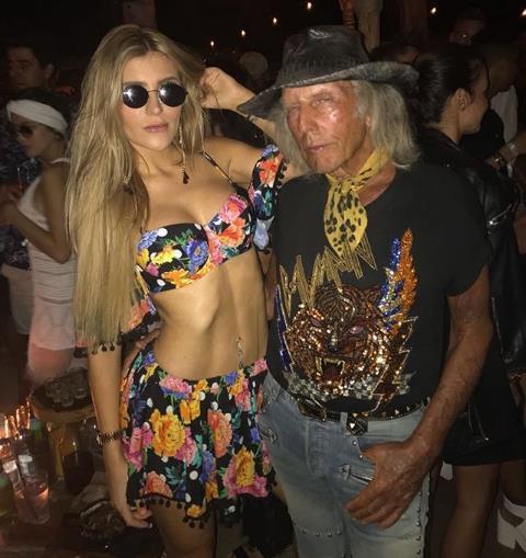 「湖人队」30岁金发湖人女球迷，恋上76岁亿万富豪，因篮球结缘双方自称真爱