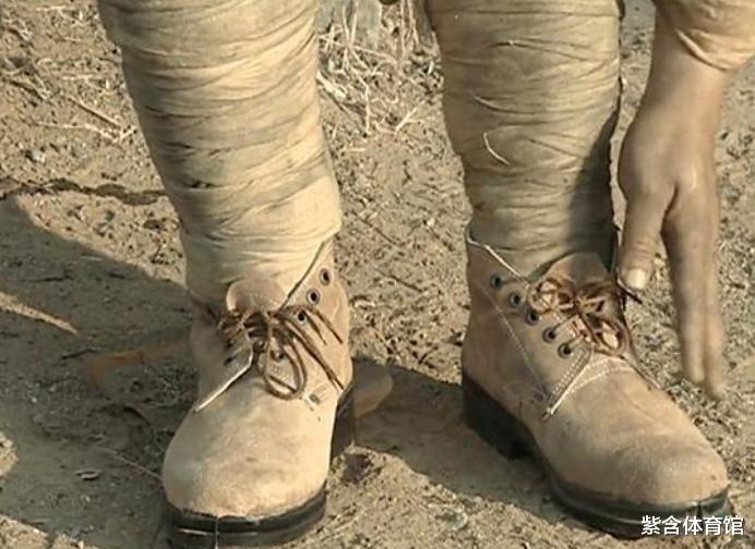 亮剑▲新老《亮剑》王有胜守仓库对比: 一个笑容迷死人, 另一个面无表情