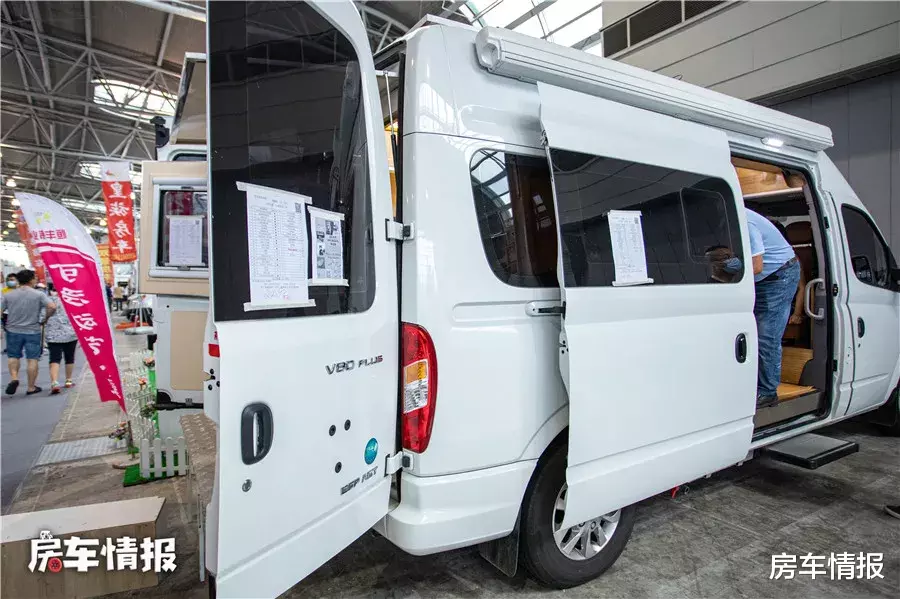 房车|新款大通房车卖20多万，车尾带阳台厕所能变大，设计够独特！