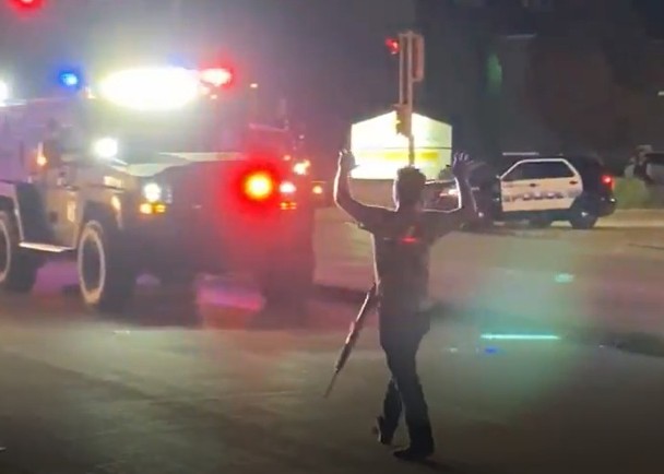 現場！美國17歲男孩射殺2名示威者 持槍淡定走向警察-圖6