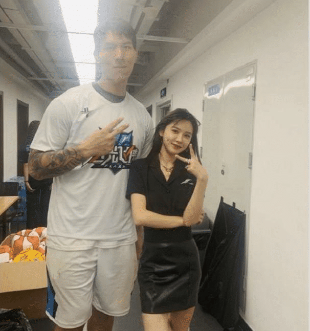 【万圣伟】年薪仅18万,万圣伟为何不像钟显超一样到野球场赚大钱?