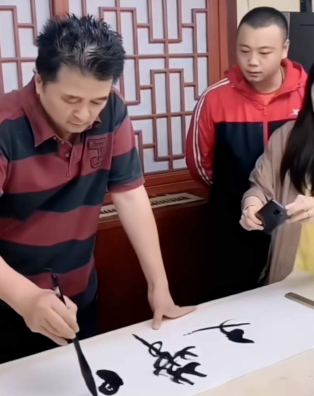 毕福剑|毕福剑献唱助农晚会！与美女插科打诨宝刀未老，观众冒雨撑伞捧场