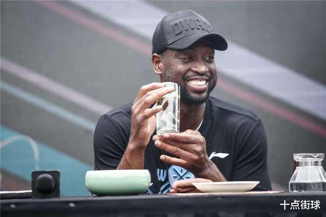 德维恩·韦德|2018年韦德来中国，竟用毛笔写出六个汉字，他真的会写毛笔字吗？