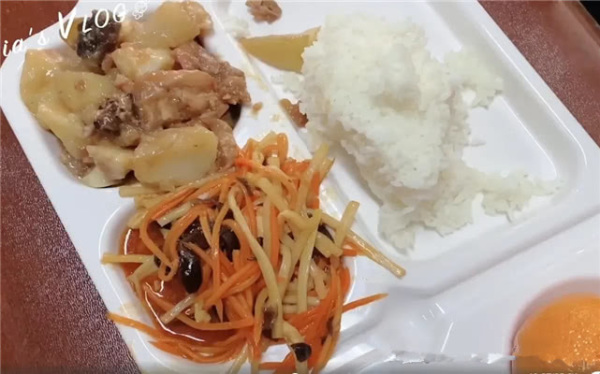 蒋依依:蒋依依现身“中戏食堂”,得知一份鸡排售价后,这还是明星学校吗?