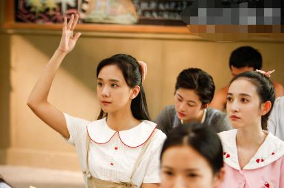 「早恋」校长设计“防早恋”校服，样品一出，学生们慌了：晚上一抓一个准