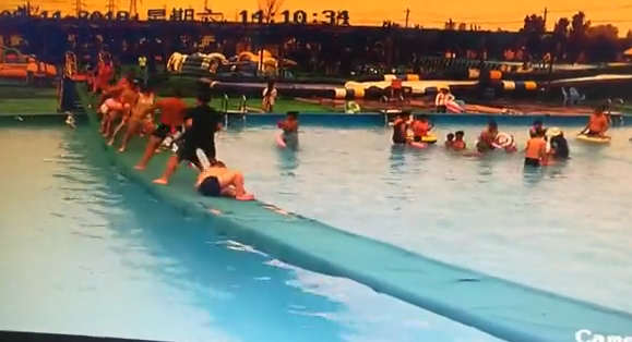 天天读报会|网红“晃桥”出事了 女子被晃下桥摔成十级伤残