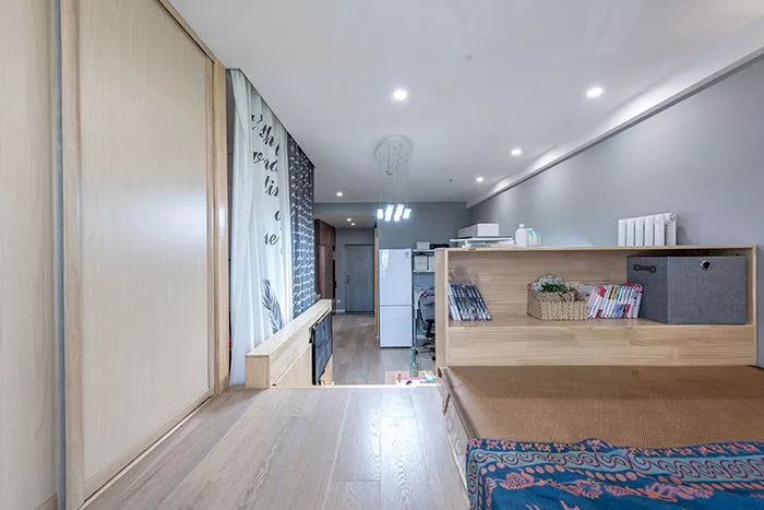 |35㎡长条形单身公寓，卧室的抬高设计，多出一个储物间！厉害了