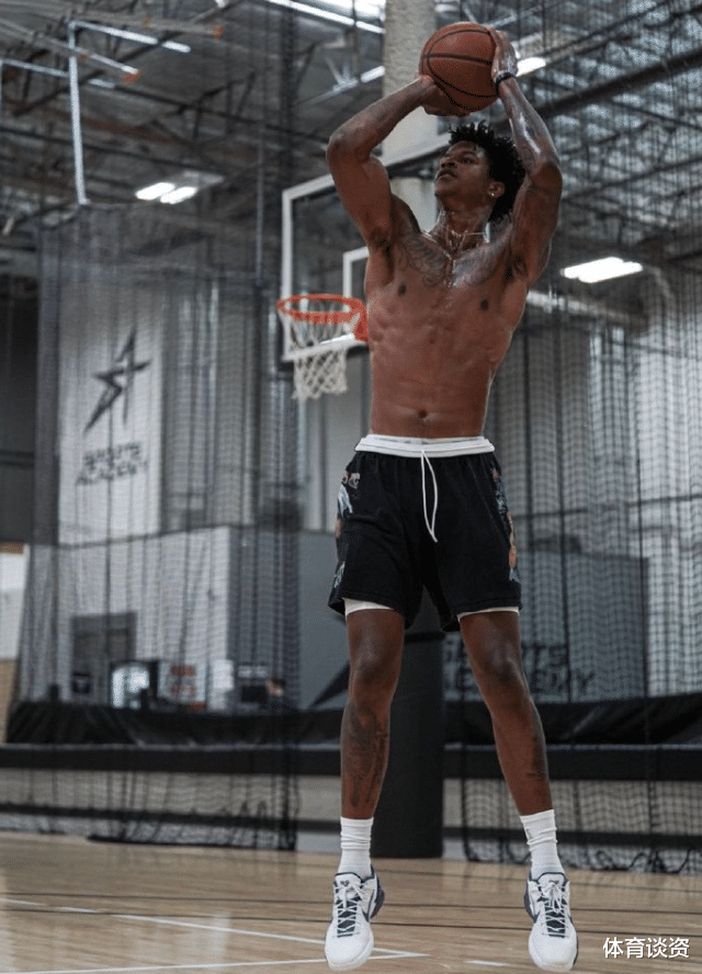 奥尼尔▲本不输锡安！奥尼尔儿子更壮了，胸膛手术伤疤又长又深，终究难进NBA