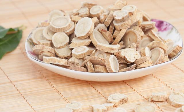 #黄芪#黄芪和它“天作之合”，坚持泡水喝，养肝护肾，气色红润显年轻