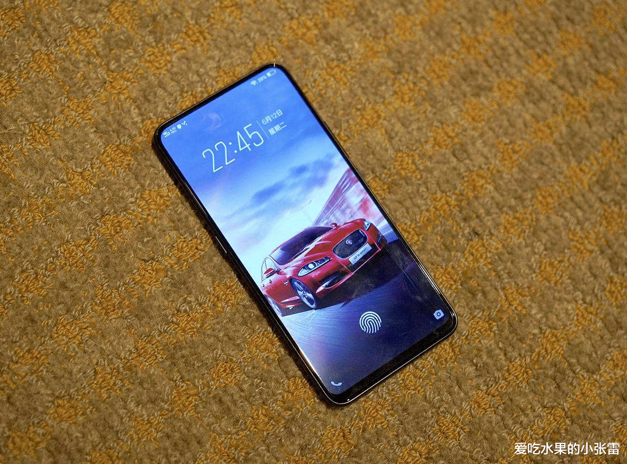 『』手机放桌上时，屏幕朝上和朝下竟有这么大区别？用户：再也不敢乱放了