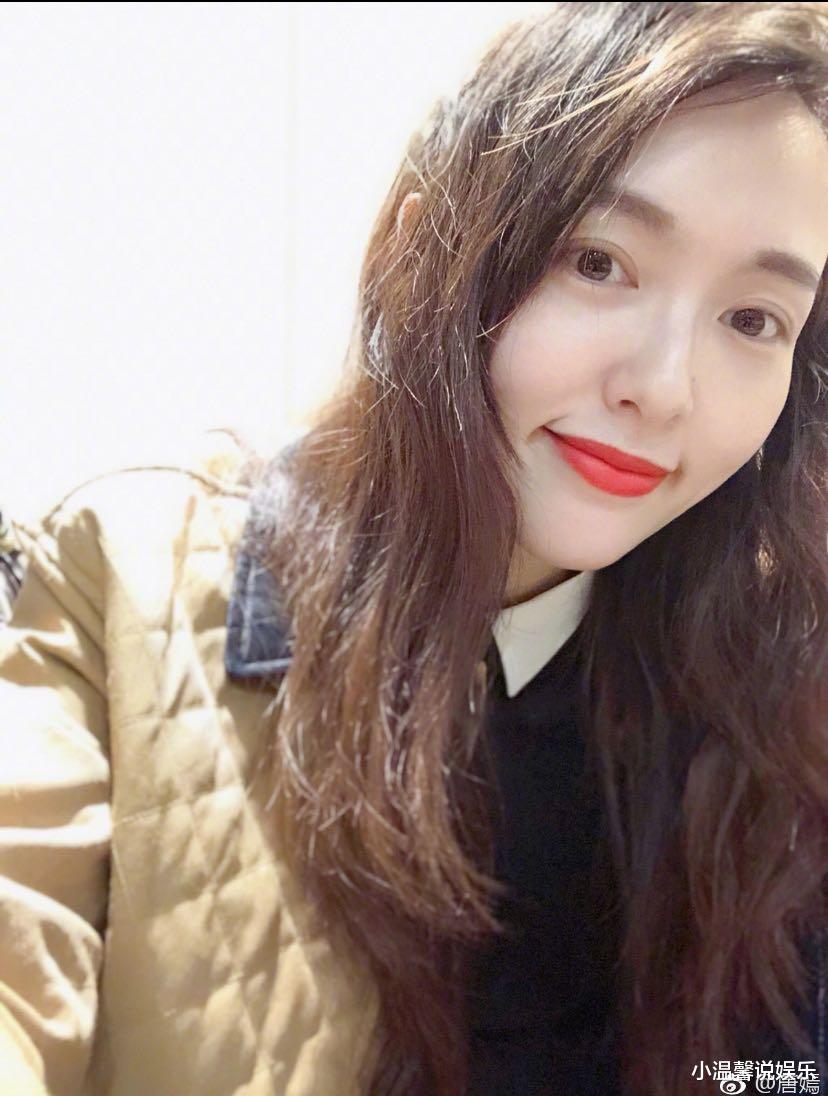 唐嫣|唐嫣复工后首次晒自拍，躺在沙发上晒全身照，一细节疑在哺乳期