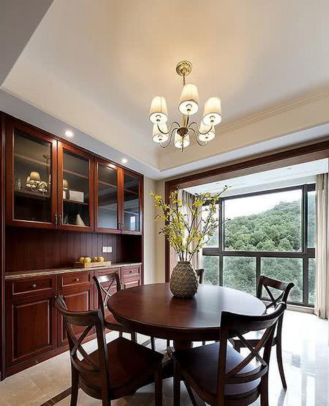 优雅大气的餐厅空间，怎能少了一个这样的餐边柜！