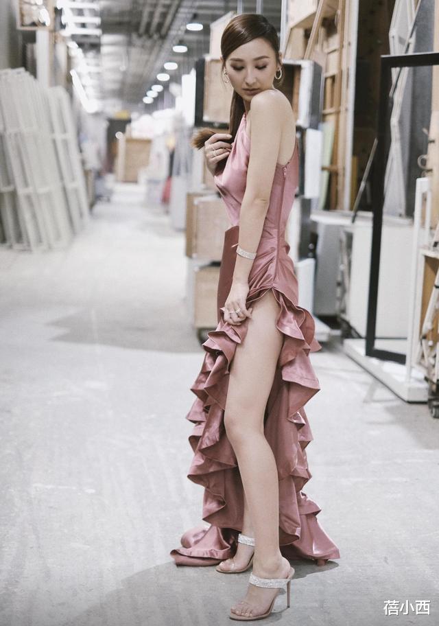 粉色|高海宁气质又升华了,穿粉色斜肩连衣裙扎马尾辫,摆拍到位太惊艳