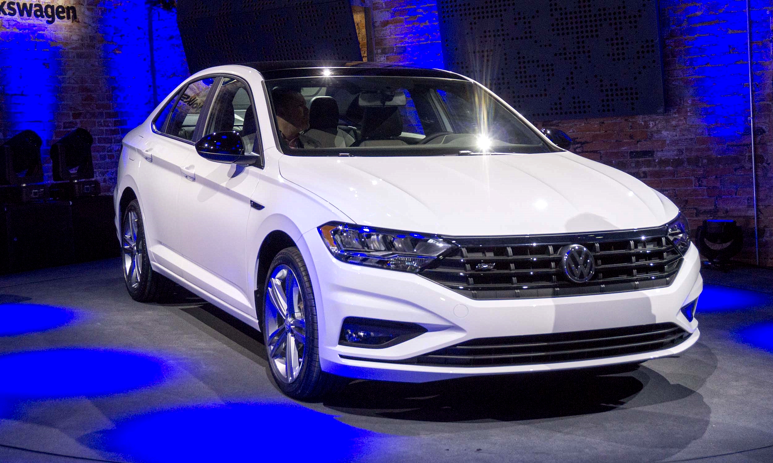 大众汽车|大众又发飙了！9.88万又降3.5万，仅6