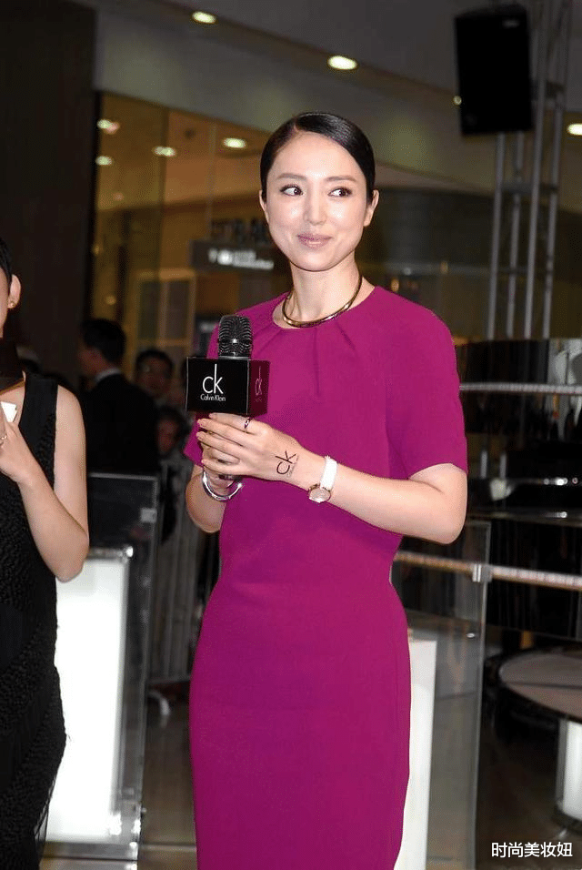 『连衣裙』董璇真不一般，深紫色连衣裙也穿出高级感，但黑丝袜有点辣眼睛