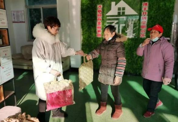 青海生活频道 居委会推“一杯热水”行动，为户外工作者供热水，温暖的却是人心