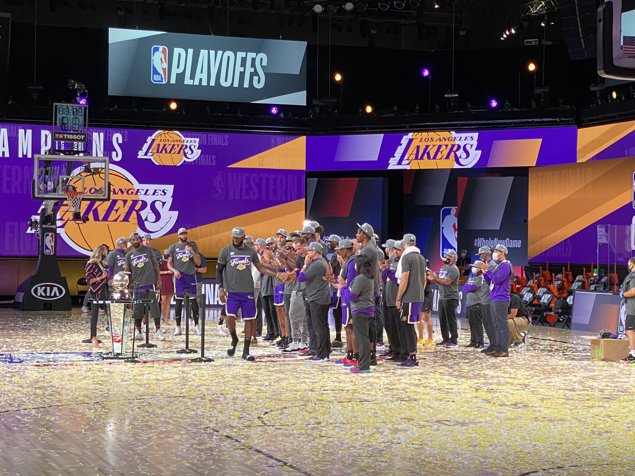 湖人队|湖人全队庆祝西部冠军，只有詹皇累得瘫坐地板，最后一个发言不愧真老大