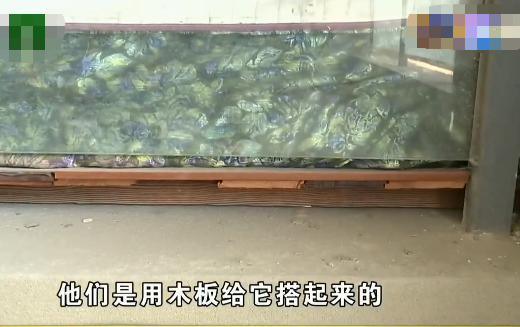 违章建筑|女子的新房3年多没装修，设备平台被邻居独享？多方出面协调