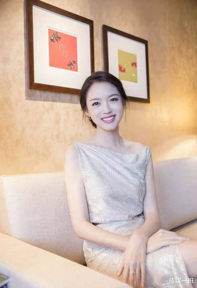 张梓琳|张梓琳：23岁戴上世姐王冠，29岁嫁高富帅，女儿也有双大长腿