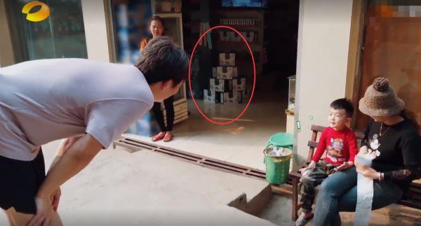 #黄磊#《向往4》黄磊村里发现小卖部,看到货架上的商品后,彻底“露馅”了!