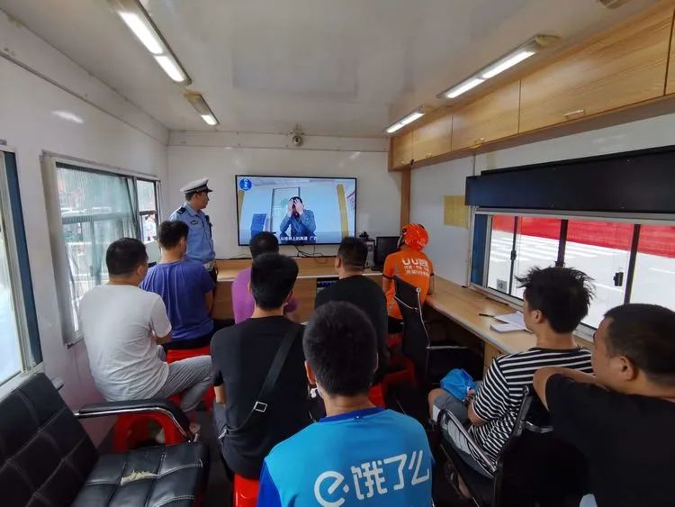 西安|双休日，街上全是交警，他们在干嘛？