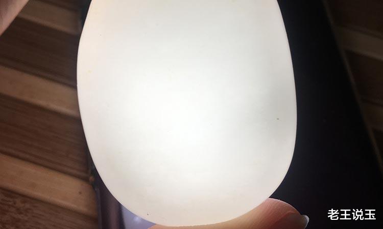 |打灯无结构的和田玉，就是好料子？