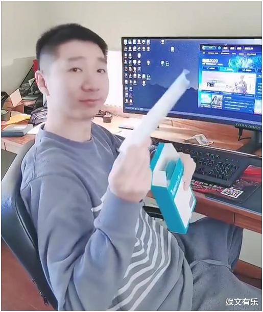 【陈佩斯】陈佩斯儿子卖口罩1个100元，陈佩斯上去就是一顿暴打，网友：打得好！