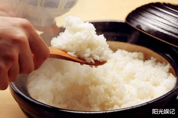 【】蒸米饭，还在直接加水煮？记住3点，晶莹剔透，颗粒分明，香喷喷