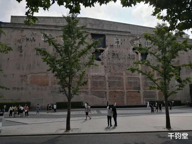 八佰|《八佰》为什么战士要捆炸弹跳下去，直接扔下去炸敌人，不行吗？