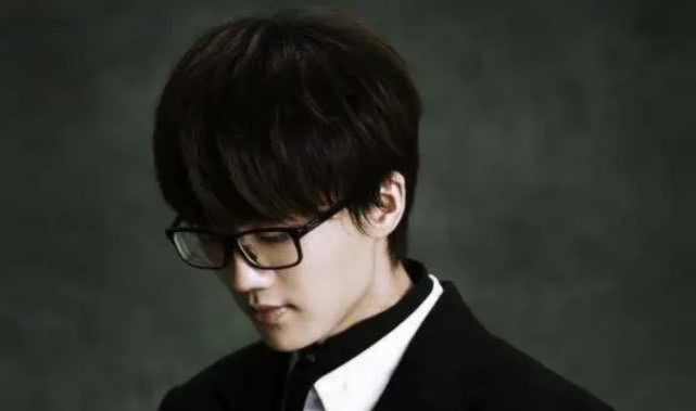 『演唱会』平时就像“过气”歌手,一开演唱会却买断票,你知道他是谁吗?