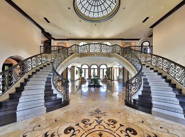 美国网红豪掷一亿买下一万平城堡，网友：在深圳只够买500平