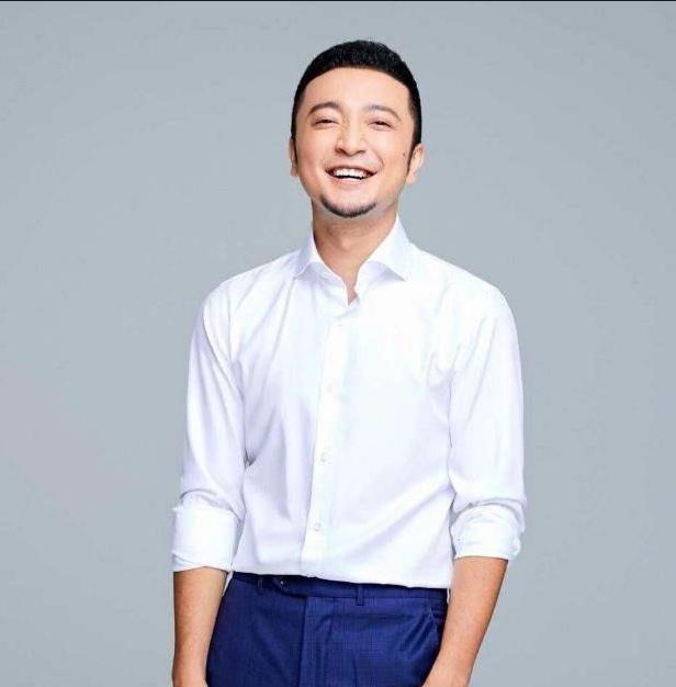 尼格买提|尼格买提又皮了！带父母去爬山，还把秦昊P中间玩起了“危险梗”