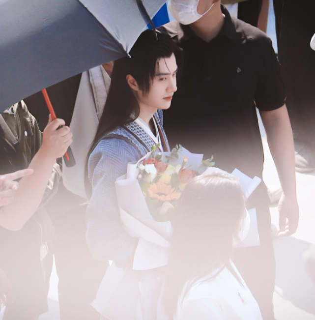 #王一博#王一博有翡杀青，有谁注意他手里的花？上面的贺卡引热议